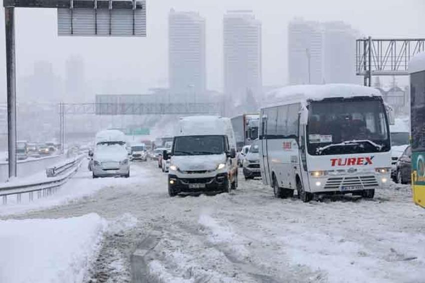 İstanbul’u kar yağışı vurdu! Arabalar yolda kaldı, otobüs seferleri durduruldu