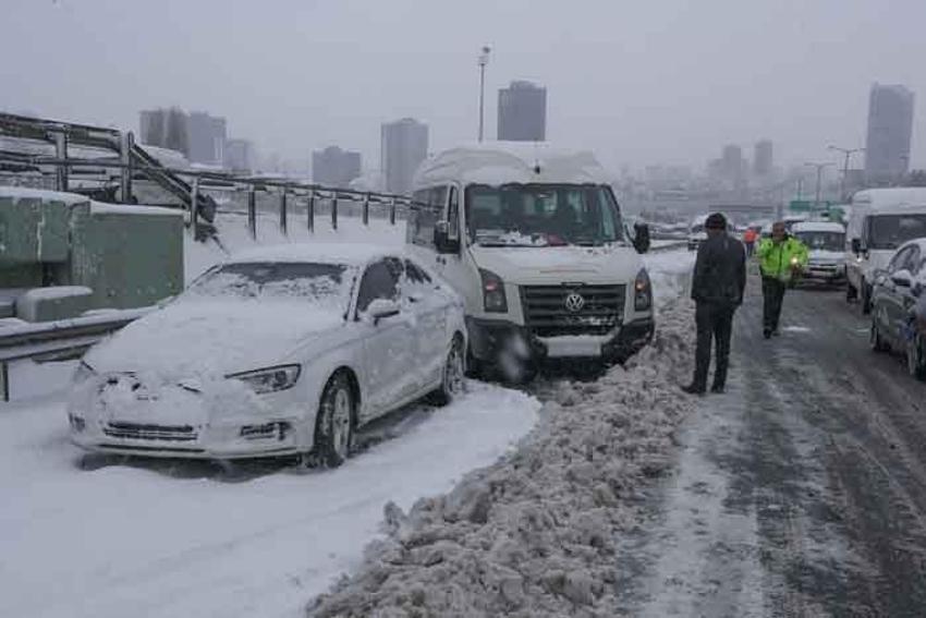 İstanbul’u kar yağışı vurdu! Arabalar yolda kaldı, otobüs seferleri durduruldu