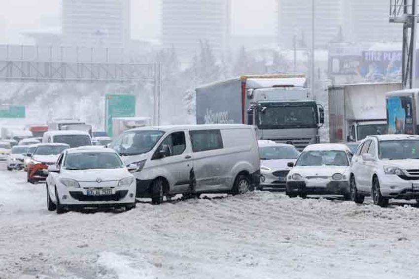 İstanbul’u kar yağışı vurdu! Arabalar yolda kaldı, otobüs seferleri durduruldu