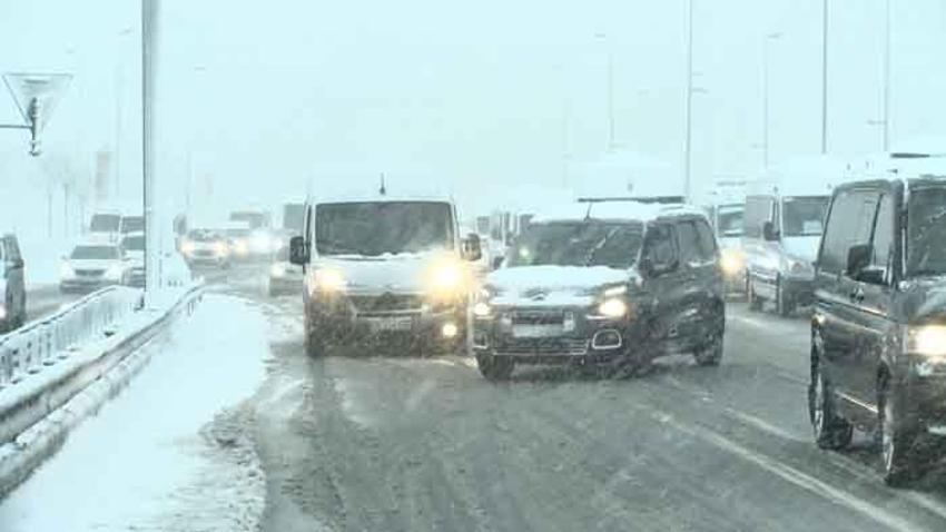 İstanbul’u kar yağışı vurdu! Arabalar yolda kaldı, otobüs seferleri durduruldu