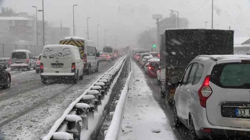 İstanbul’u kar yağışı vurdu! Arabalar yolda kaldı, otobüs seferleri durduruldu