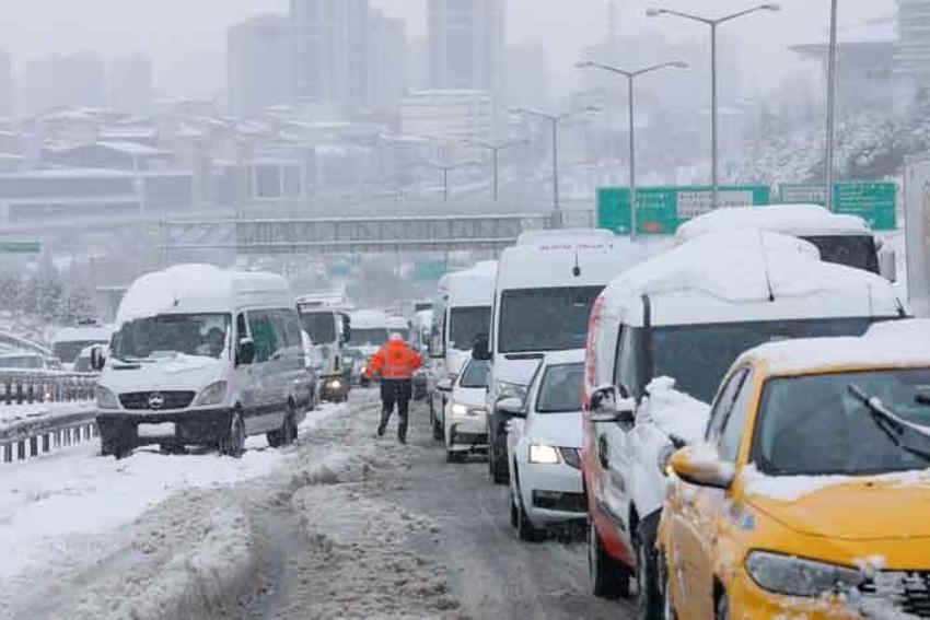 İstanbul’u kar yağışı vurdu! Arabalar yolda kaldı, otobüs seferleri durduruldu