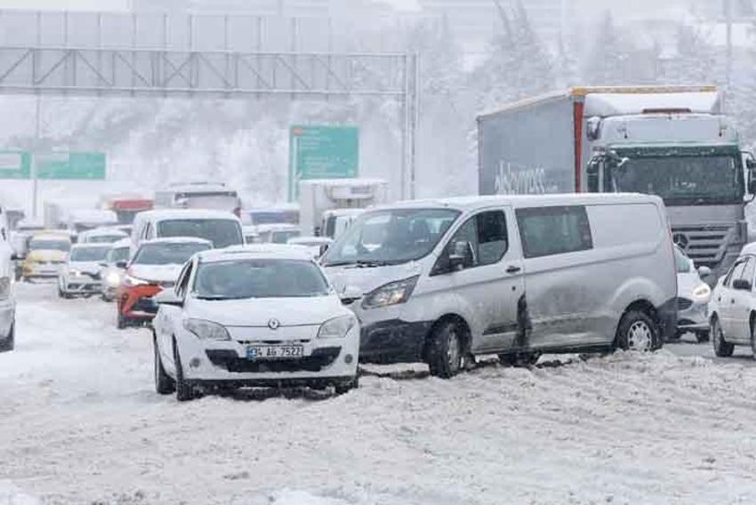 İstanbul’u kar yağışı vurdu! Arabalar yolda kaldı, otobüs seferleri durduruldu