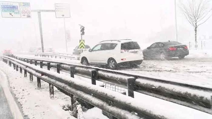 İstanbul’u kar yağışı vurdu! Arabalar yolda kaldı, otobüs seferleri durduruldu