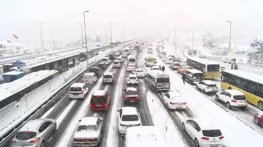 İstanbul’u kar yağışı vurdu! Arabalar yolda kaldı, otobüs seferleri durduruldu