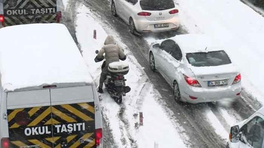 İstanbul’u kar yağışı vurdu! Arabalar yolda kaldı, otobüs seferleri durduruldu