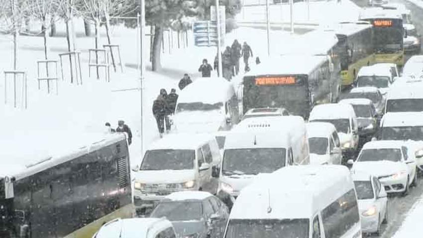 İstanbul’u kar yağışı vurdu! Arabalar yolda kaldı, otobüs seferleri durduruldu