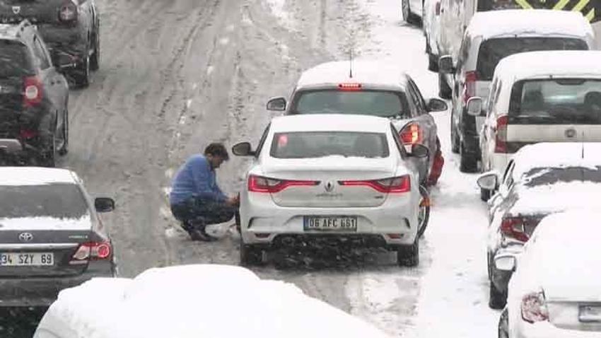 İstanbul’u kar yağışı vurdu! Arabalar yolda kaldı, otobüs seferleri durduruldu