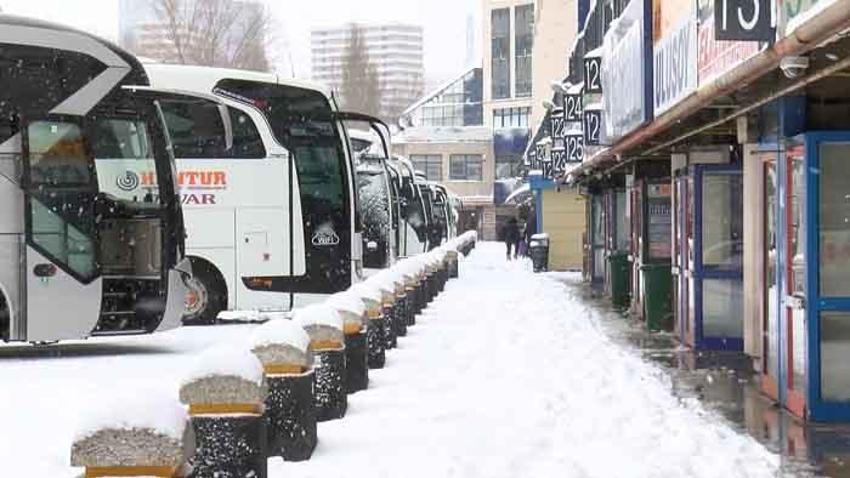 İstanbul’u kar yağışı vurdu! Arabalar yolda kaldı, otobüs seferleri durduruldu