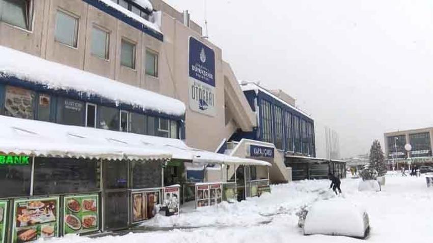 İstanbul’u kar yağışı vurdu! Arabalar yolda kaldı, otobüs seferleri durduruldu