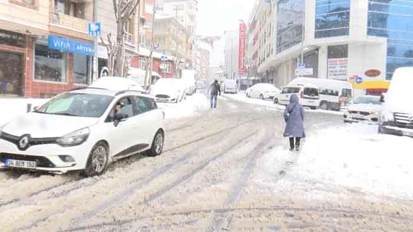 İstanbul’u kar yağışı vurdu! Arabalar yolda kaldı, otobüs seferleri durduruldu
