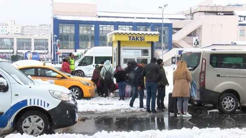 İstanbul’u kar yağışı vurdu! Arabalar yolda kaldı, otobüs seferleri durduruldu