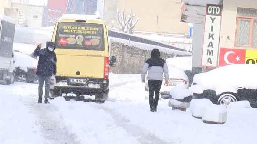 İstanbul’u kar yağışı vurdu! Arabalar yolda kaldı, otobüs seferleri durduruldu