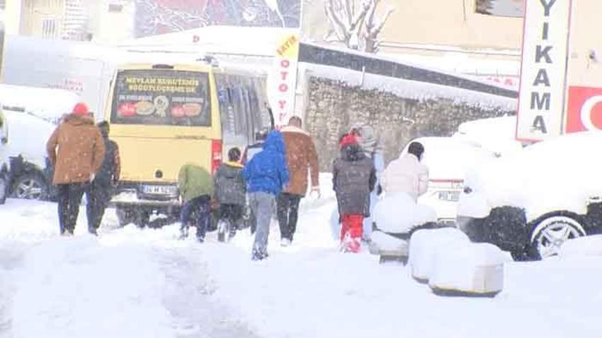 İstanbul’u kar yağışı vurdu! Arabalar yolda kaldı, otobüs seferleri durduruldu