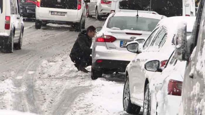 İstanbul’u kar yağışı vurdu! Arabalar yolda kaldı, otobüs seferleri durduruldu