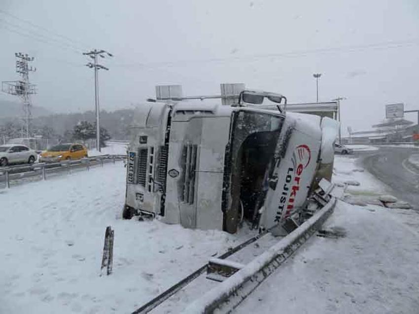 İstanbul’u kar yağışı vurdu! Arabalar yolda kaldı, otobüs seferleri durduruldu