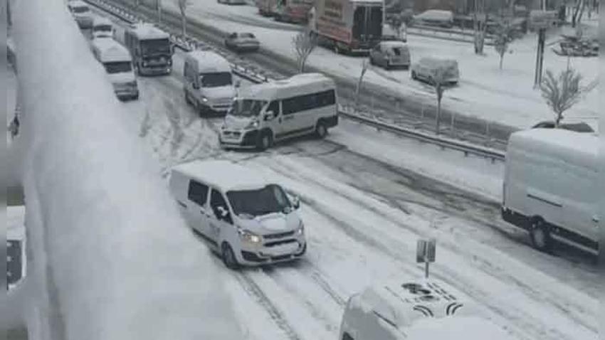 İstanbul’u kar yağışı vurdu! Arabalar yolda kaldı, otobüs seferleri durduruldu