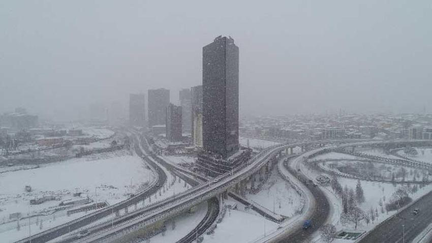 İstanbul’u kar yağışı vurdu! Arabalar yolda kaldı, otobüs seferleri durduruldu