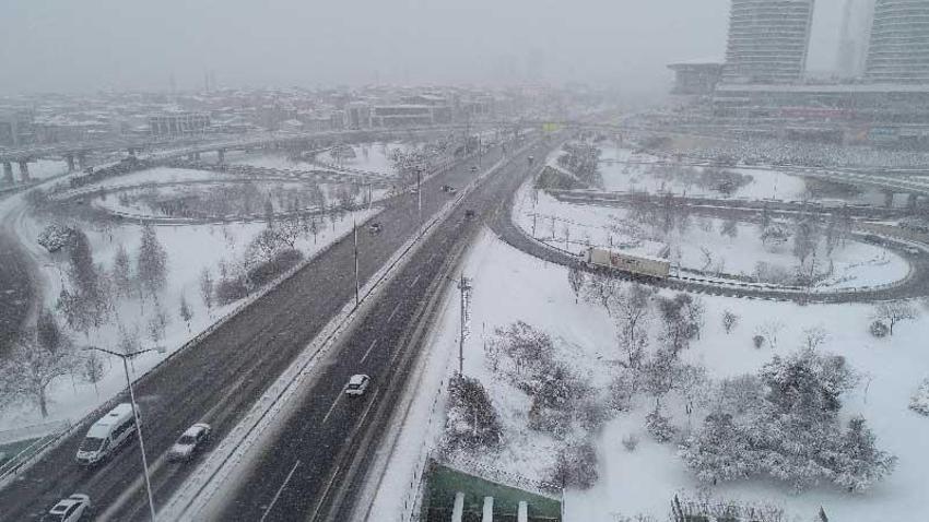 İstanbul’u kar yağışı vurdu! Arabalar yolda kaldı, otobüs seferleri durduruldu