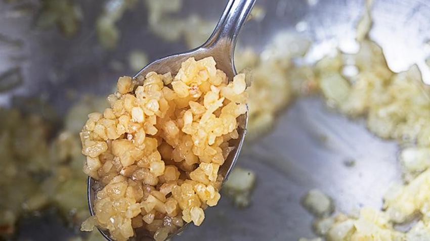 Riskli kanser oluşma ihtimalini sıfırlıyor, virüs ve bakterileri anında yok ediyor, kan şekerini dengeliyor, antibiyotik etkisi yaratıyor! Günde sadece bir kaşığı yetiyor