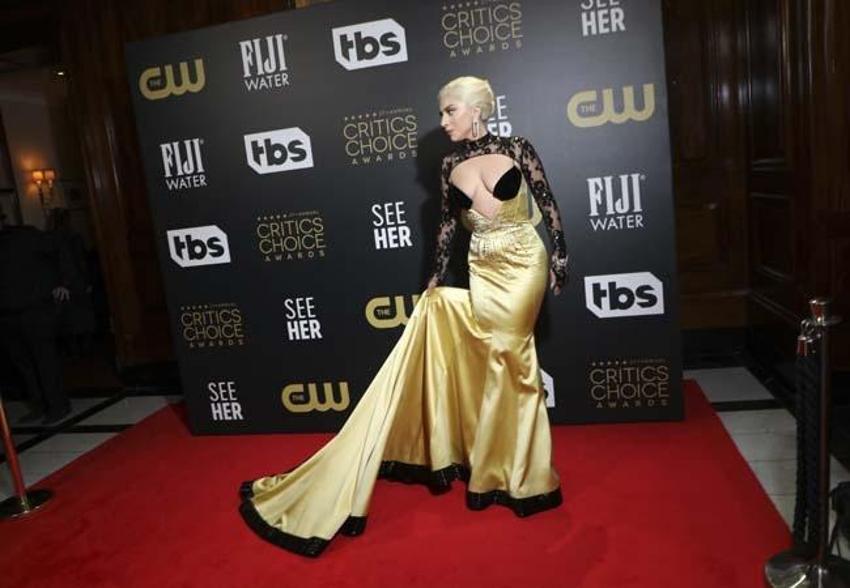 Lady Gaga seçtiği elbiseyle geceye damga vurdu!