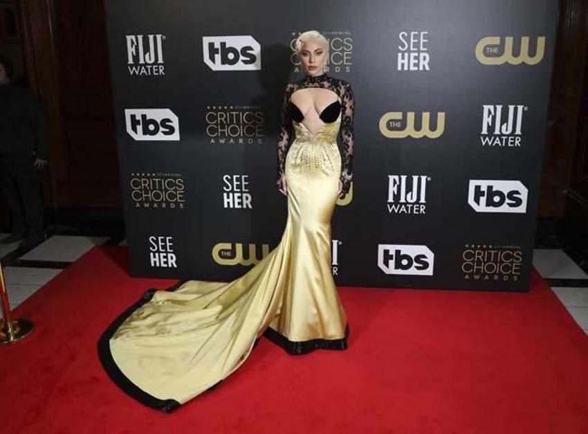 Lady Gaga seçtiği elbiseyle geceye damga vurdu!