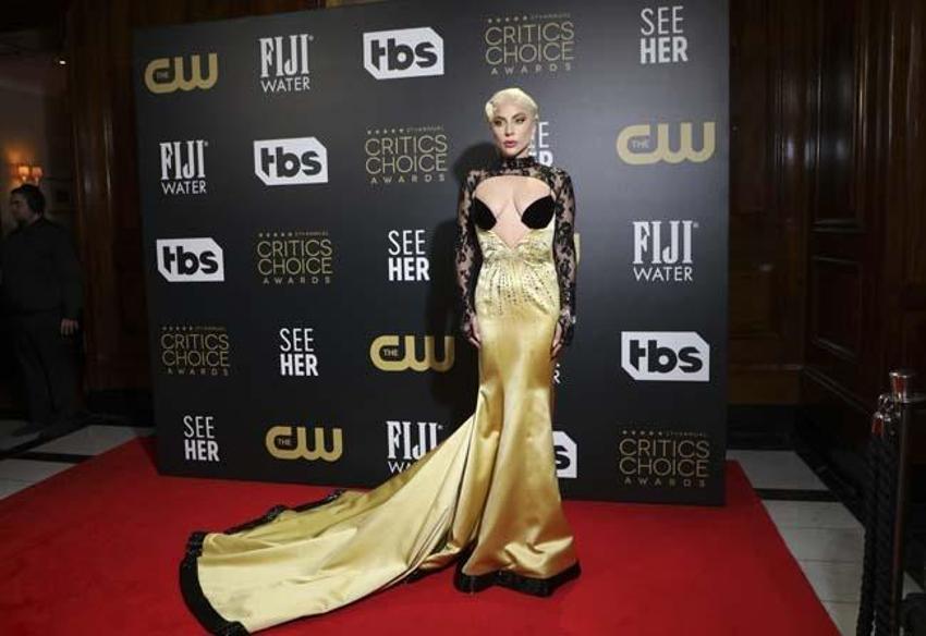 Lady Gaga seçtiği elbiseyle geceye damga vurdu!