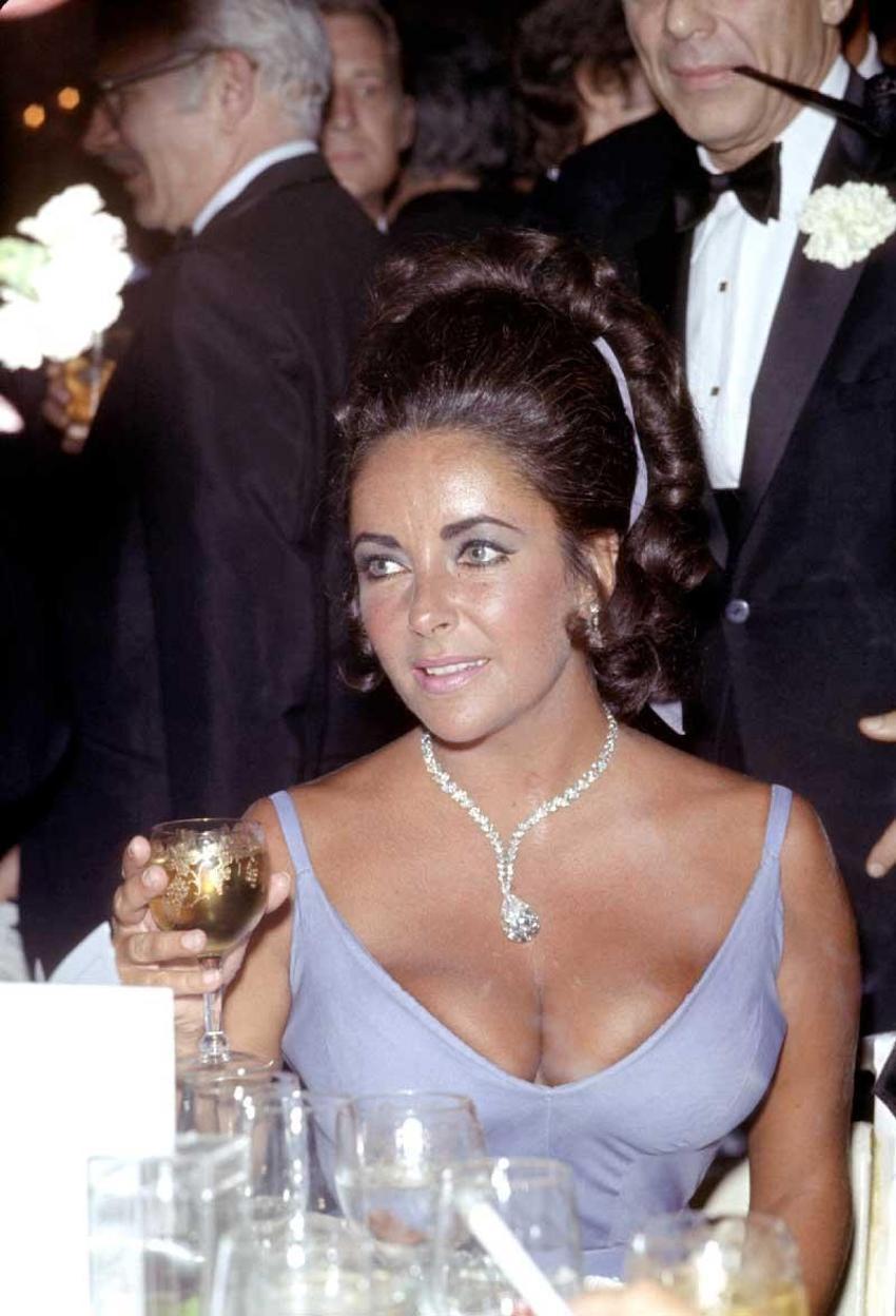 Ölümle ilgili sır keşfedildi! Tüyleri diken diken eden kayıt ortaya çıktı, Elizabeth Taylor böyle dirilmiş...
