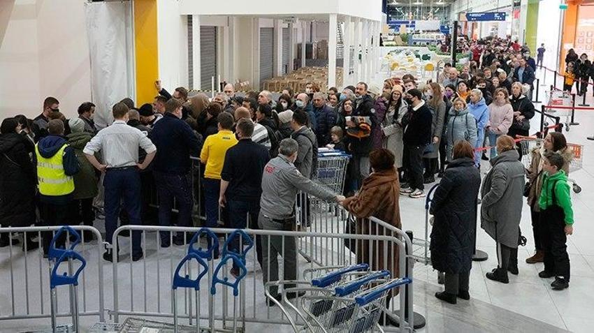 Ukrayna'yı işgalin Rusya'ya faturası ağır oldu! Fiyatlar uçtu, ürünlere kısıtlama geldi! 'Keşke alsaydık' deyip açıkladı: Yiyecek kıtlığı...