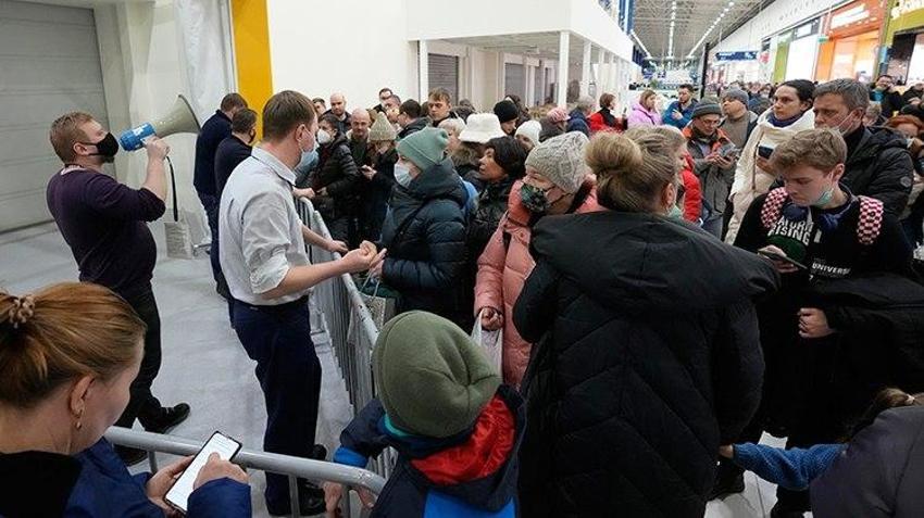 Ukrayna'yı işgalin Rusya'ya faturası ağır oldu! Fiyatlar uçtu, ürünlere kısıtlama geldi! 'Keşke alsaydık' deyip açıkladı: Yiyecek kıtlığı...