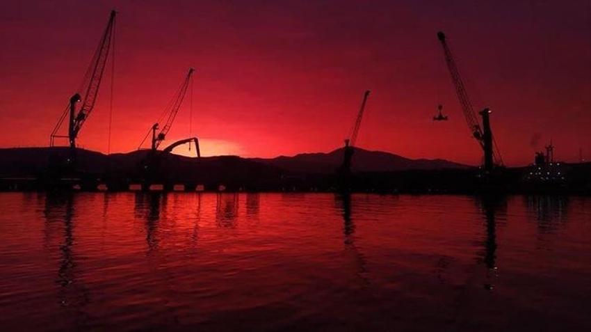 İzmir'de gökyüzü adeta kızıla boyandı! Hemen telefona sarıldılar