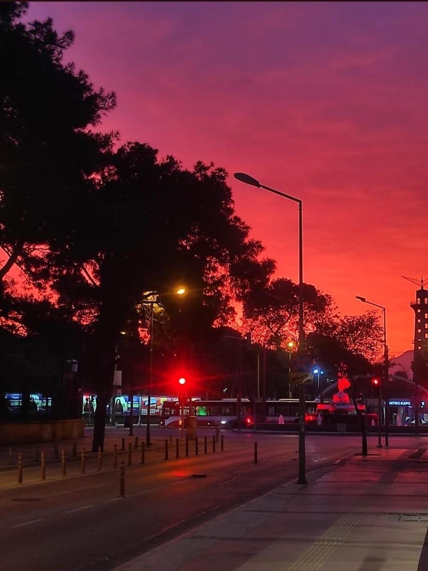İzmir'de gökyüzü adeta kızıla boyandı! Hemen telefona sarıldılar