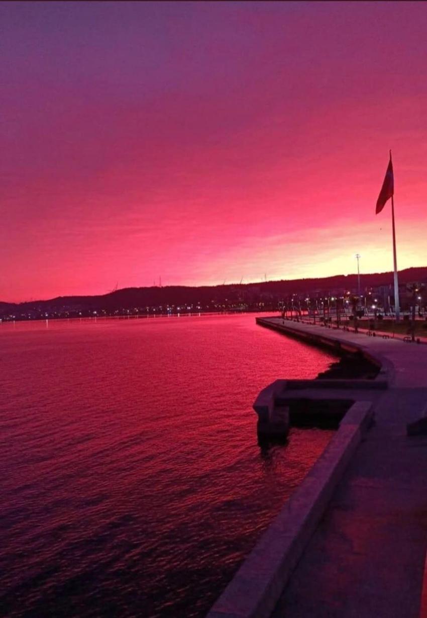 İzmir'de gökyüzü adeta kızıla boyandı! Hemen telefona sarıldılar