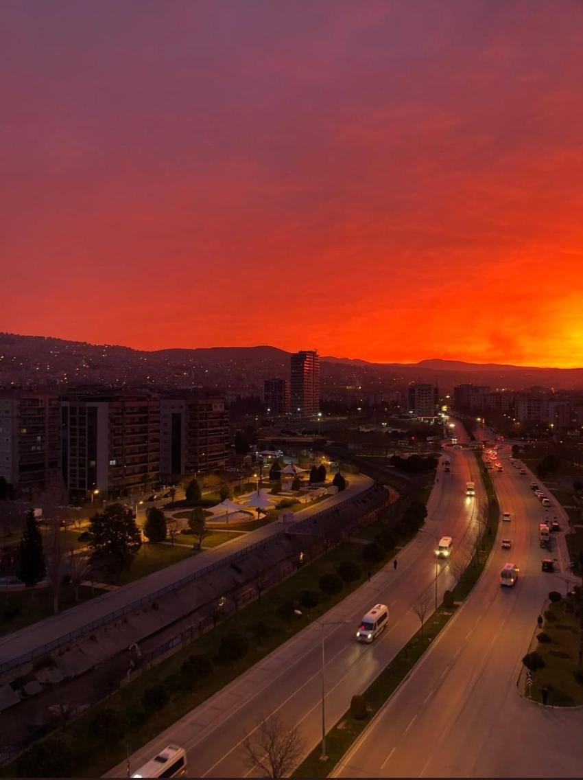 İzmir'de gökyüzü adeta kızıla boyandı! Hemen telefona sarıldılar