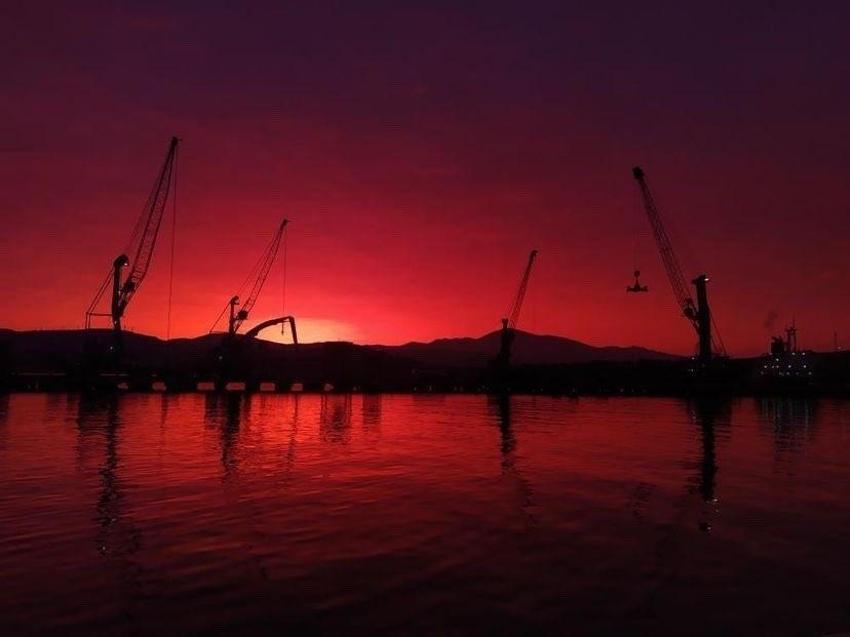 İzmir'de gökyüzü adeta kızıla boyandı! Hemen telefona sarıldılar