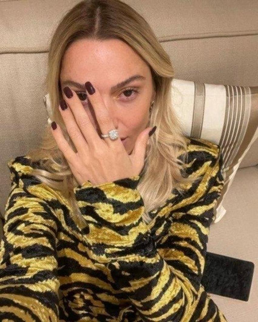 Hadise ve Mehmet Dinçerler nişanlandı! Nişan yüzüğü göründü...