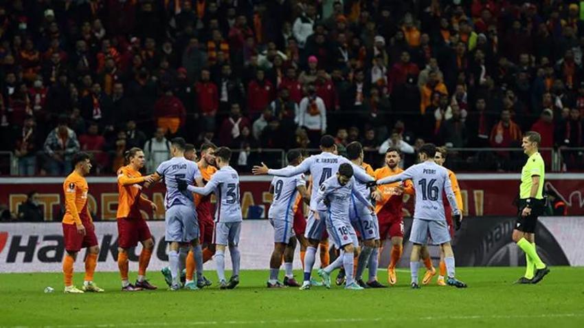 Galatasaray - Barcelona maçında ortalık karıştı! Bomba iddia: Hakemi tehdit etti