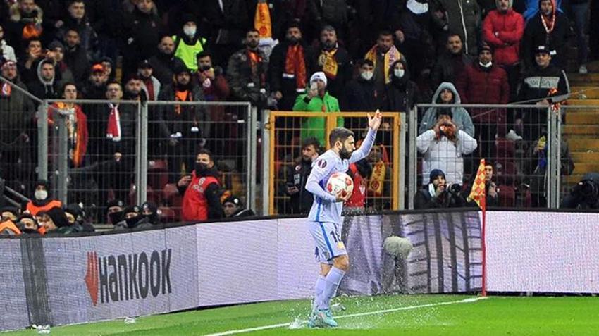 Galatasaray - Barcelona maçında ortalık karıştı! Bomba iddia: Hakemi tehdit etti