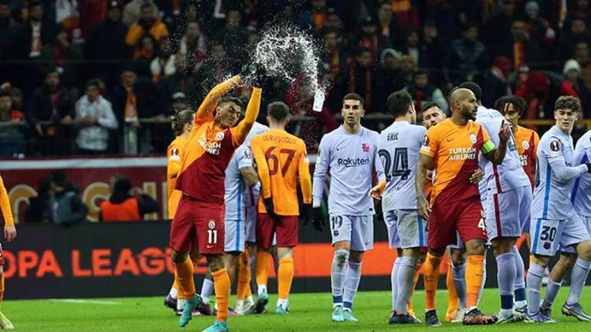 Galatasaray - Barcelona maçında ortalık karıştı! Bomba iddia: Hakemi tehdit etti