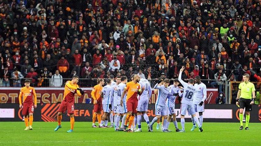 Galatasaray - Barcelona maçında ortalık karıştı! Bomba iddia: Hakemi tehdit etti