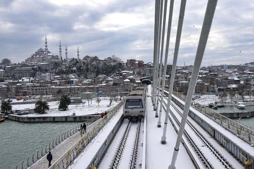 Kar yağışı çok kuvvetli başladı! Meteoroloji son dakika duyurdu! İstanbul'da turuncu alarm verildi, kar hayatı felç edecek...