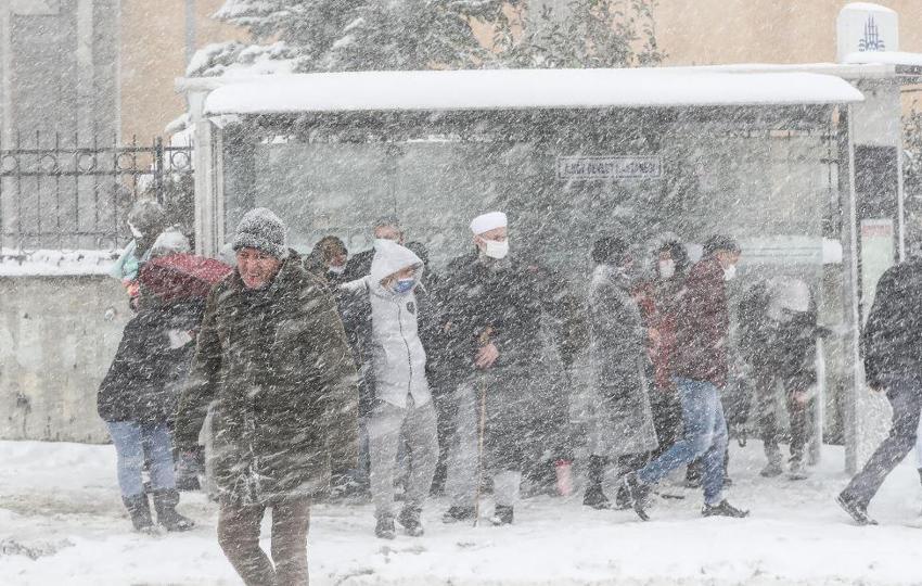 Kar yağışı çok kuvvetli başladı! Meteoroloji son dakika duyurdu! İstanbul'da turuncu alarm verildi, kar hayatı felç edecek...