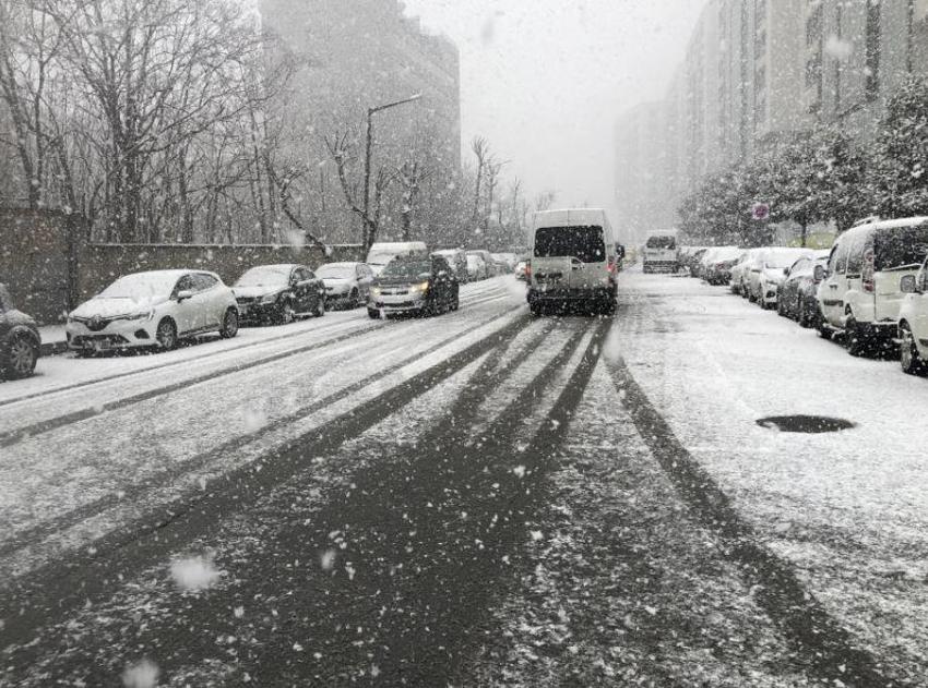 Kar yağışı çok kuvvetli başladı! Meteoroloji son dakika duyurdu! İstanbul'da turuncu alarm verildi, kar hayatı felç edecek...
