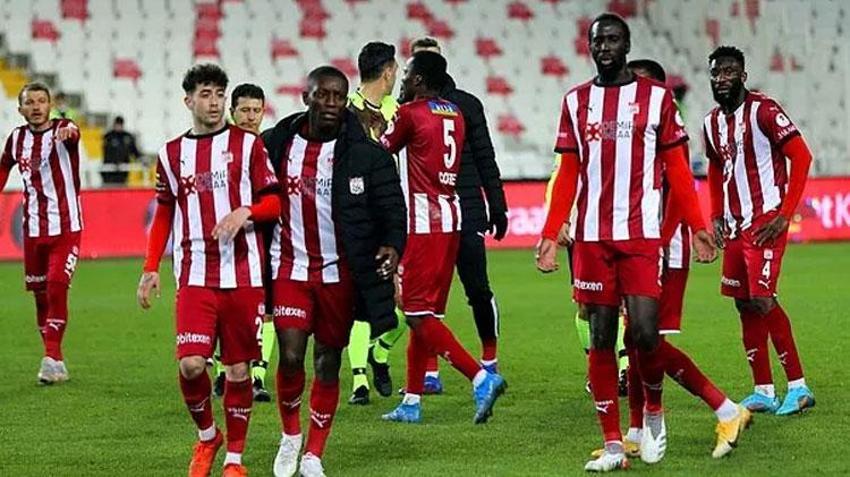 Volkan Demirel'den küfür yiyince soyunma odasında ağlamıştı! Rıza Çalımbay'ın yeteneğine milli davet