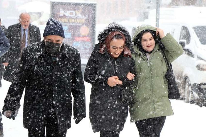 Çok kuvvetli kar fırtınası geliyor! Meteoroloji'den son dakika turuncu kodlu uyarı! Sert soğuklar başlıyor: 'Dışarı çıkmayın'
