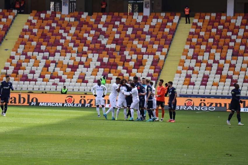 Süper Lig'de Yeni Malatyaspor - Kasımpaşa karşı karşıya geldi! Taraftar ıslıkladı Sadık Çiftpınar'ın tepkisi maça damga vurdu...