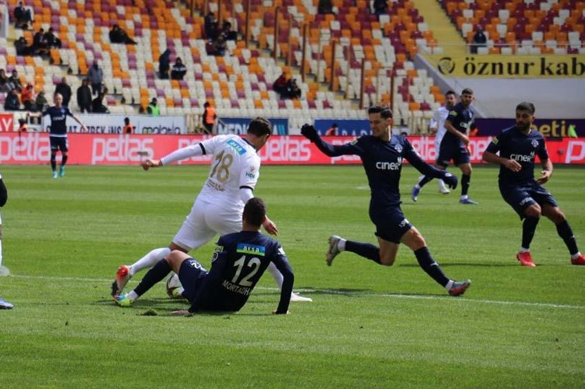 Süper Lig'de Yeni Malatyaspor - Kasımpaşa karşı karşıya geldi! Taraftar ıslıkladı Sadık Çiftpınar'ın tepkisi maça damga vurdu...