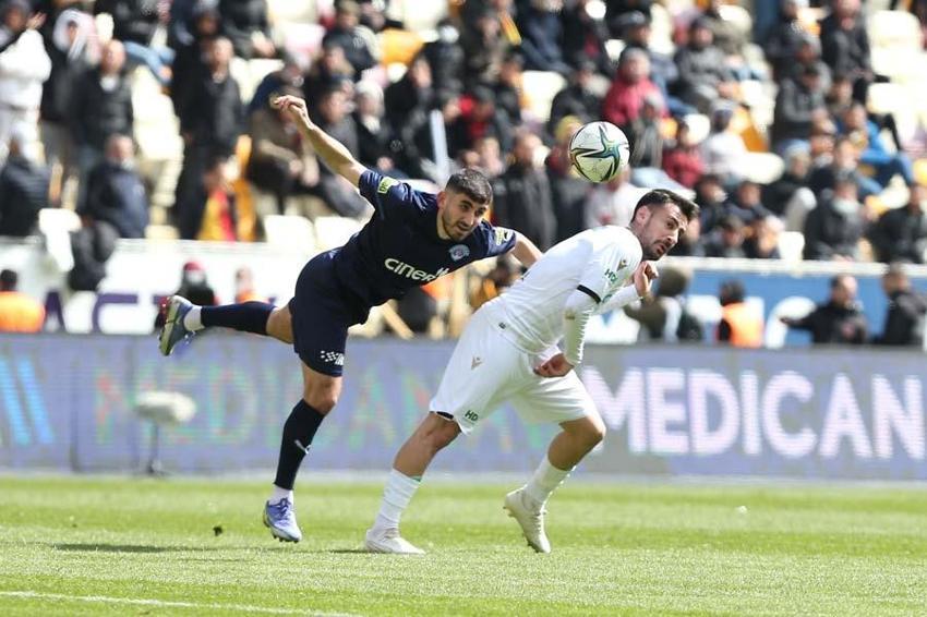 Süper Lig'de Yeni Malatyaspor - Kasımpaşa karşı karşıya geldi! Taraftar ıslıkladı Sadık Çiftpınar'ın tepkisi maça damga vurdu...