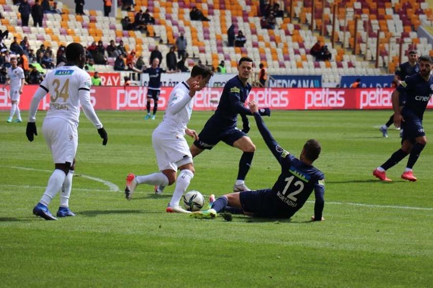 Süper Lig'de Yeni Malatyaspor - Kasımpaşa karşı karşıya geldi! Taraftar ıslıkladı Sadık Çiftpınar'ın tepkisi maça damga vurdu...