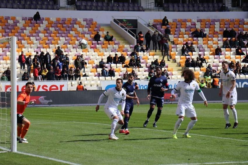 Süper Lig'de Yeni Malatyaspor - Kasımpaşa karşı karşıya geldi! Taraftar ıslıkladı Sadık Çiftpınar'ın tepkisi maça damga vurdu...